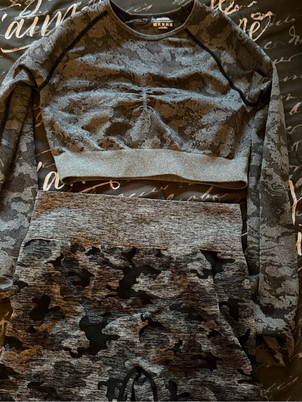 Women’s Gray Camouflage Long-Sleeve Cropped Sweatshirt